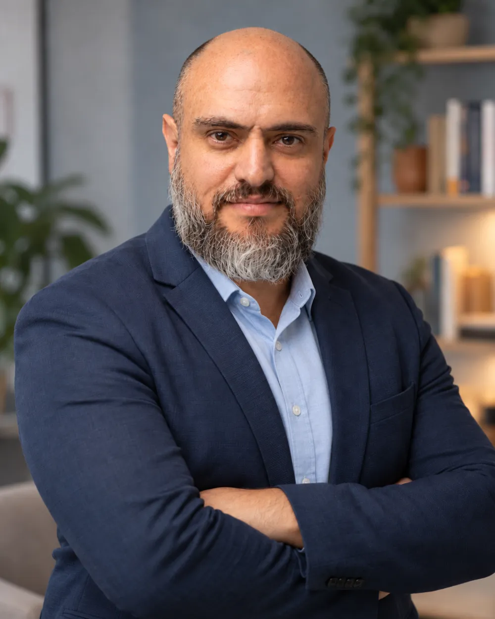 Tiago Augusto Barbosa, psicólogo, no consultório